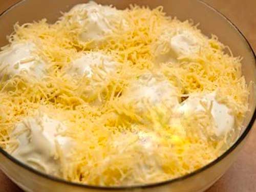 Как приготовить салат из сыра и яиц с горбушей