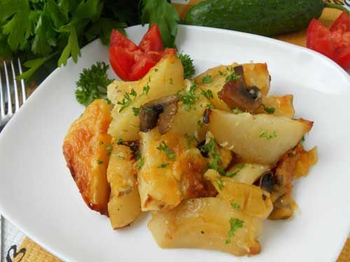 Картофель по-французски с яблоком и грибами