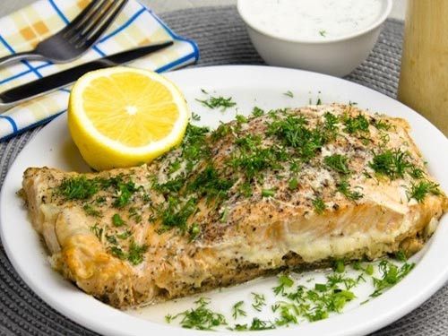 Лосось, запеченный с луком и лимоном