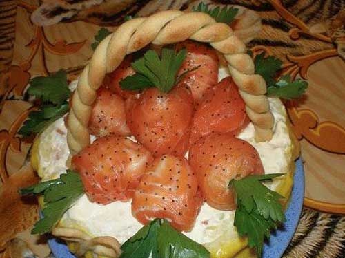 Праздничный салат «Корзинка с клубникой»
