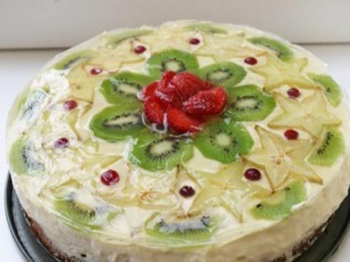 Торт с карамболой, киви, клубникой и клюквой